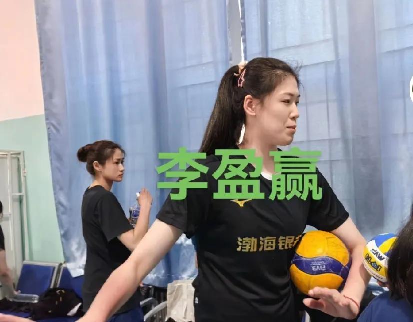 来自天津女排训练馆的一组照片。下面图片中前六张都能看到李盈莹与队友一起参加训练