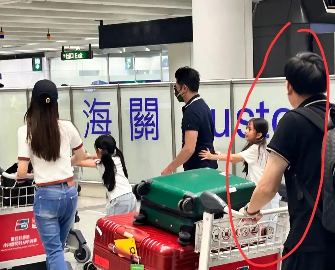 50岁的郭富城刚结束新加坡家庭旅行，回香港机场时全程空着手，让比他大2岁的岳父一个人推4个行李箱。照