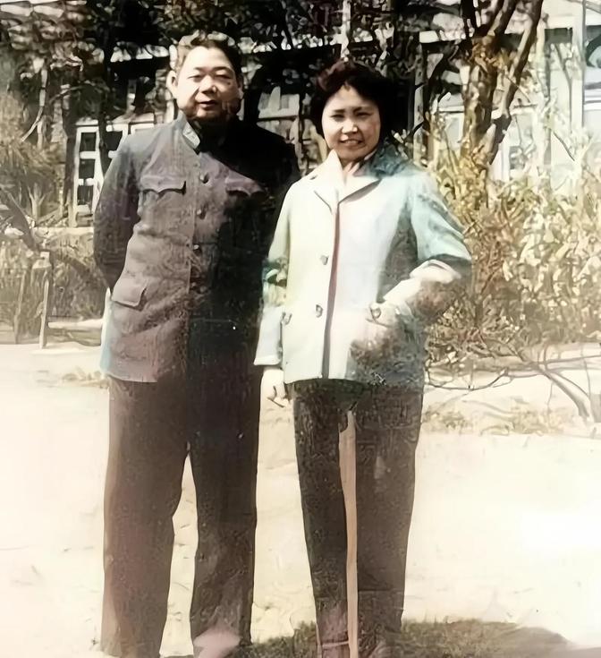 1949年，46岁的陈庚在上海遇到27岁的前小姨子。几年不见，王璇梅越发温婉动人