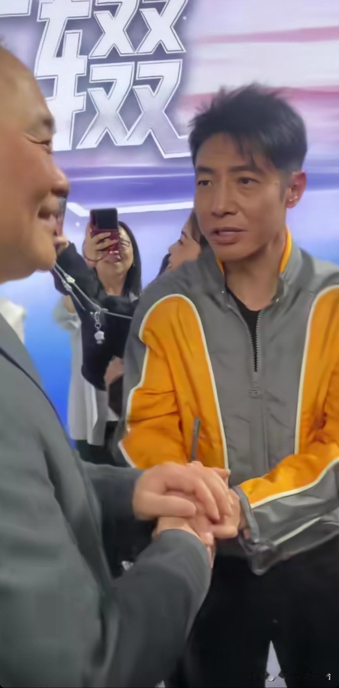 央视主持人撒贝宁真的正能量满满。在最近举行的的北京车展中，央视主持人撒贝宁去