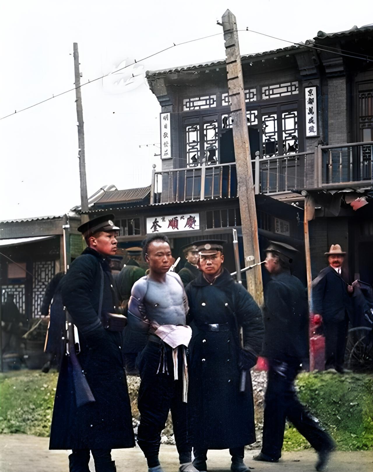 这是1912年3月在天津兵变中被抓捕的暴动分子。这名被抓捕的暴动分子虽然个头不高