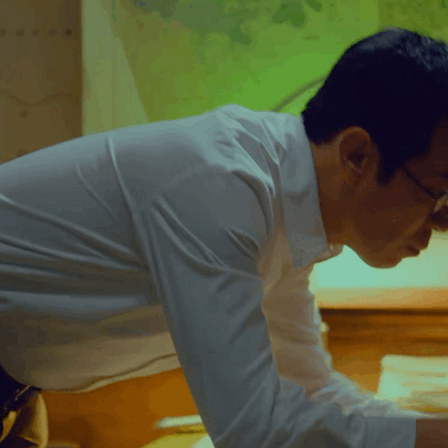 于和伟的表演以克制见力量瞧瞧于和伟，演吴石时用平静藏压力，看似“收着演”，实则力