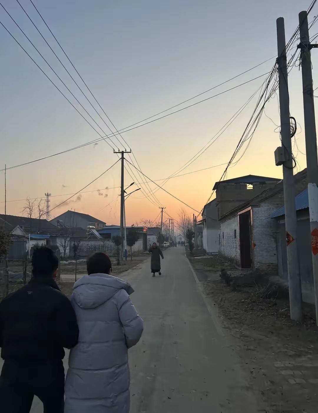 网友感慨:“很多父母自己没什么本事，稀里糊涂把你生下来，给了你一张丑脸，一颗猪