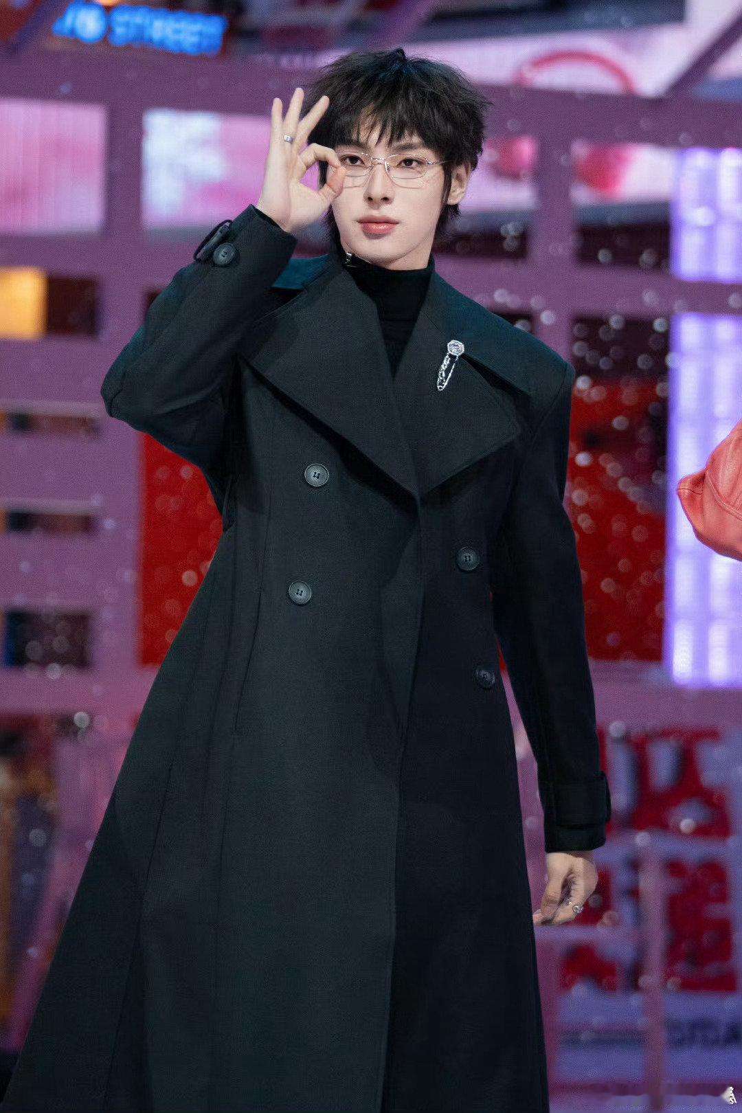 你好星期六跨年档大片上线你好星期六跨年就看《你好星期六》！九位嘉宾选角比拼各展