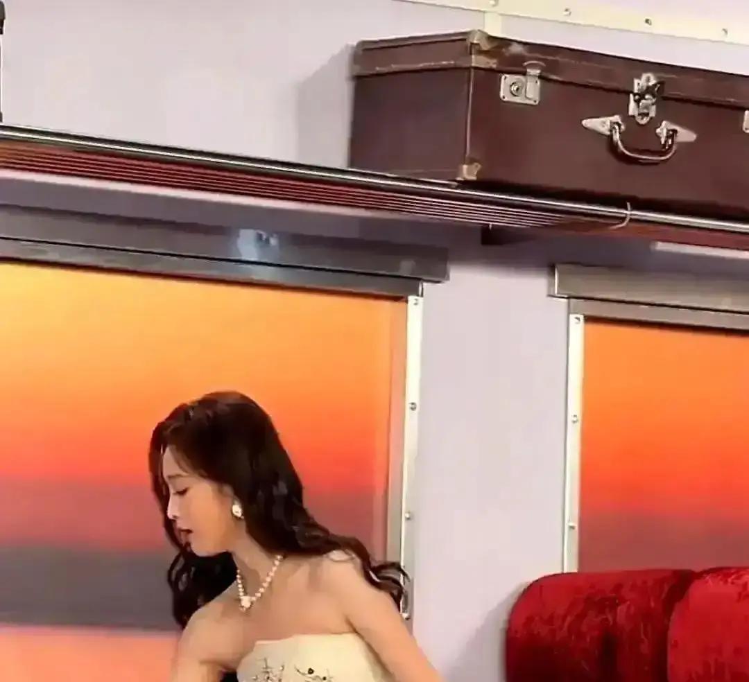 吴宣仪跳舞时被强光一照，浅色安全裤直接透光，截出来的动图满屏飞，标题直接写她没穿