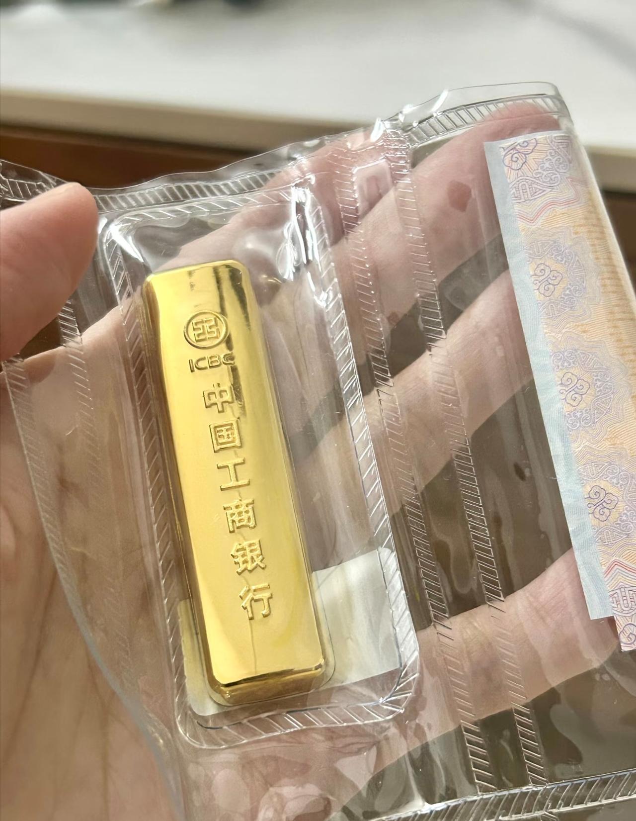 昨天割肉卖黄金的估计肠子都悔青了!这金价就像坐过山车,昨天刚跌到让你怀疑人生