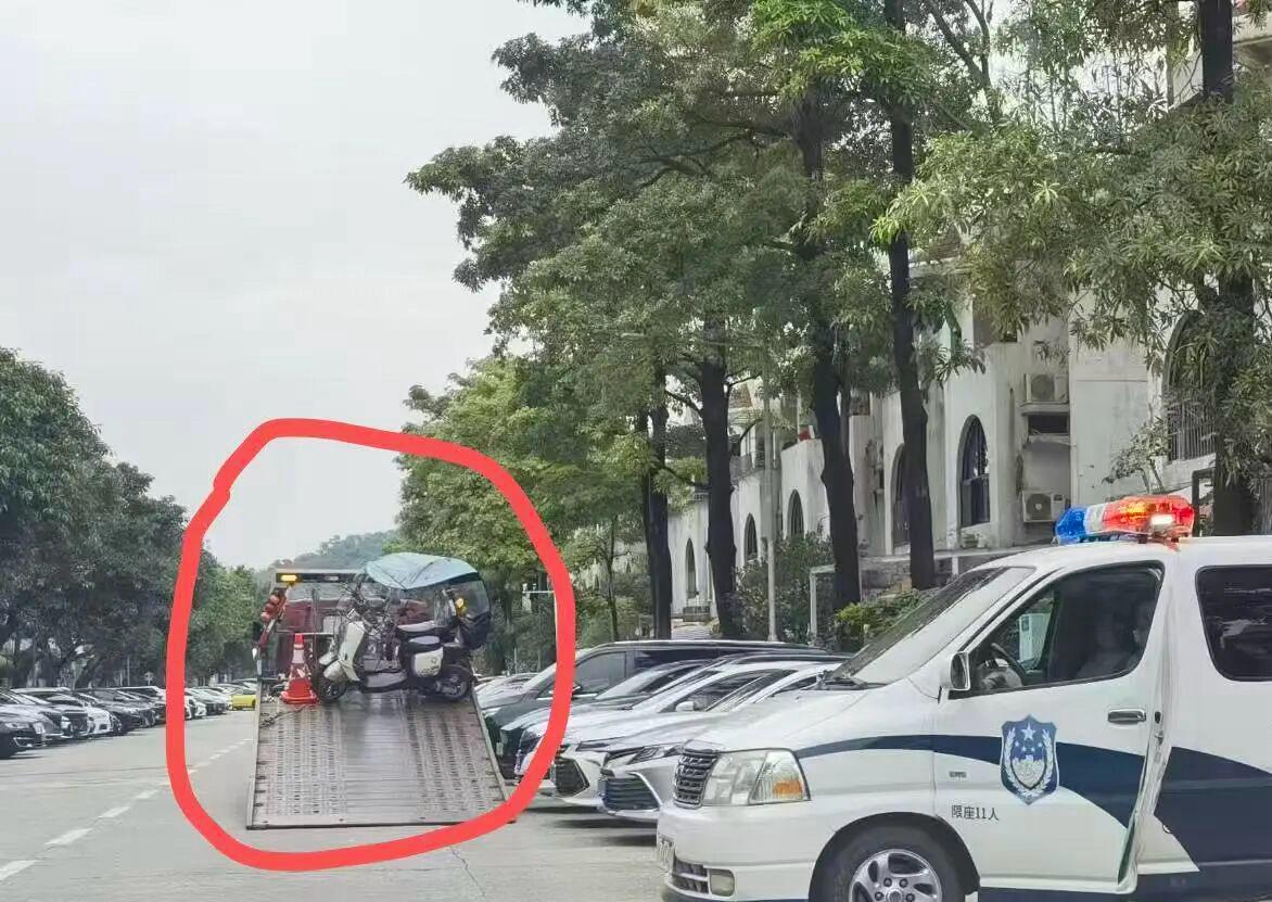 执法人员进小区拖未上牌的电动车合理吗如果上路肯定可以扣因为没有上牌就没有路权