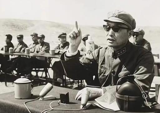 1964年，张爱萍到酒泉基地检查工作时，忽然发现几名战士的背包都是斜着背的。他根