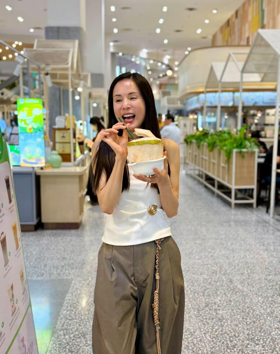 李若彤近照，她的身材打理得也太好了吧，真好看！不过，也有人说李若彤这样太瘦了不好