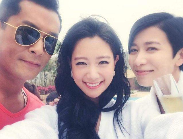 克拉拉和古天乐合影，她笑起来像孩子般可爱，不笑时就一女神模样。