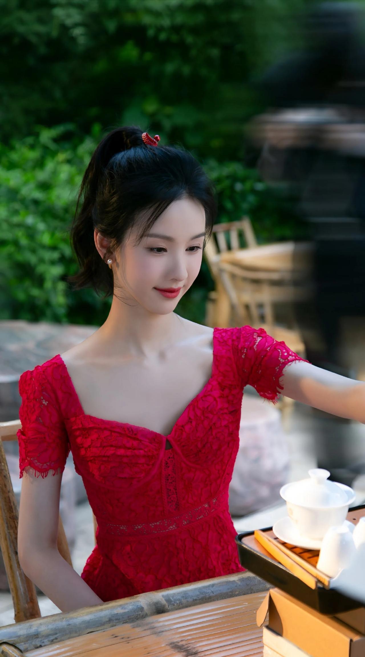 陈都灵一袭红裙，悠享湖畔庭院美好时光