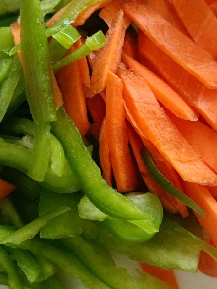 好久没睡过这么香甜的午觉啦！每天中午女儿都回来吃午饭，今天没出去买菜，有啥就做