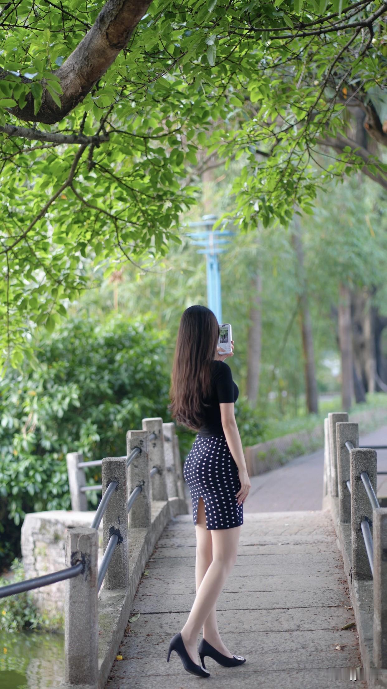 晒出今天随手拍的美图绿意盎然中，静坐长椅，手机自拍，享受宁静时光。