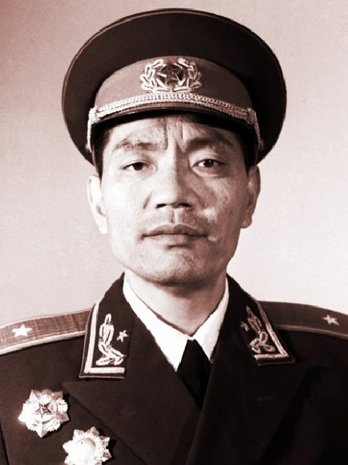 1959年，开国少将尤太忠返乡探亲，却发现哥嫂正出门乞讨，被饿的面黄肌瘦！然而，