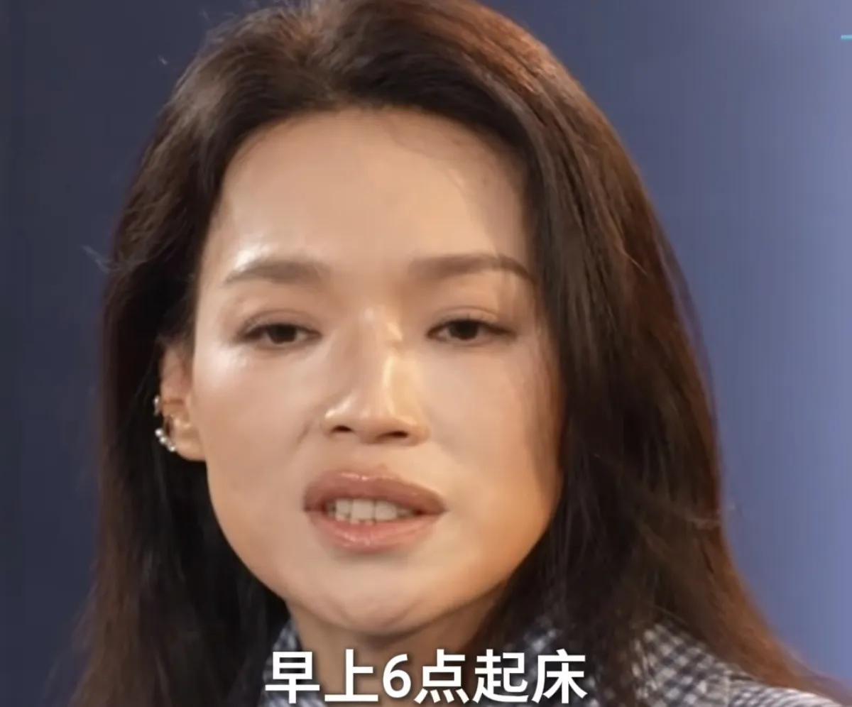 舒淇回忆早早当家的童年，说：“小时候觉得我可能记忆里头已经是个大人了吧，我早上6