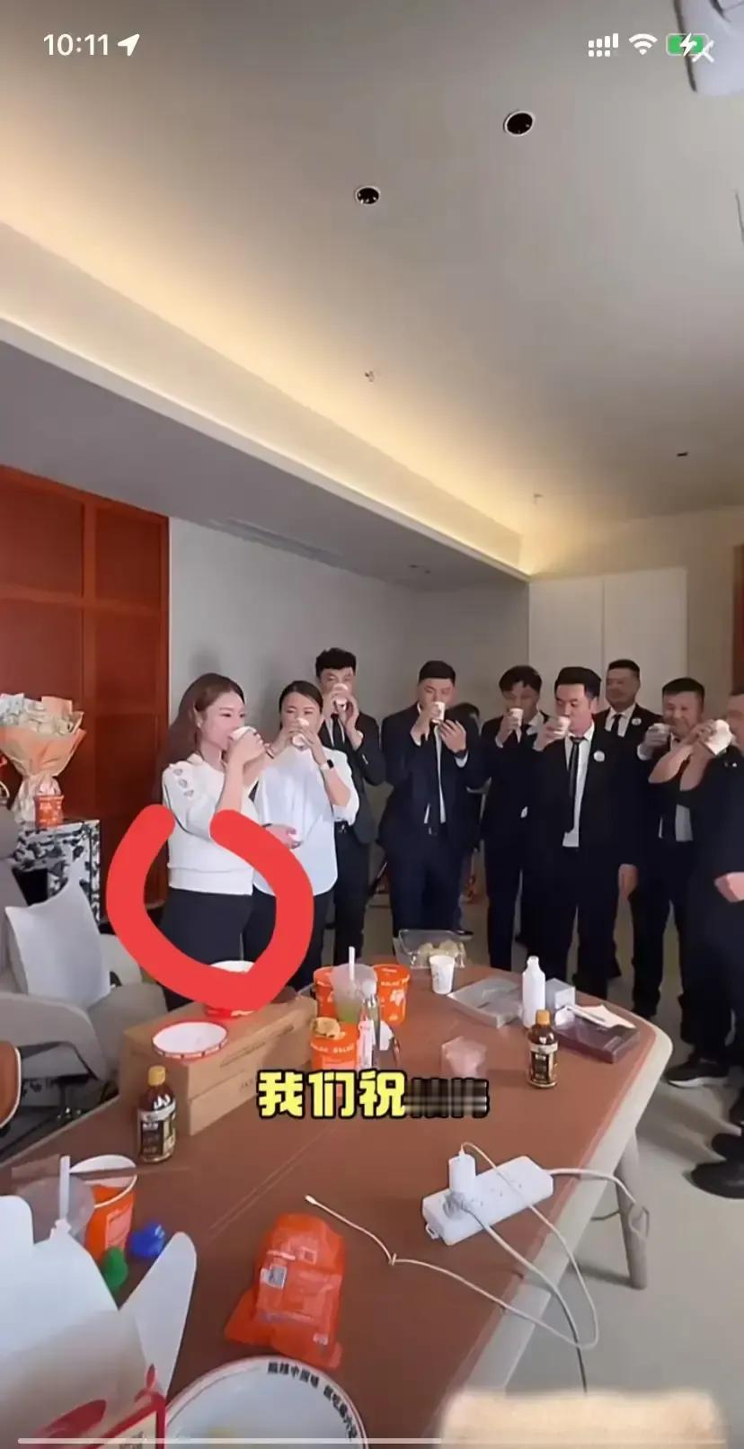 筱梅穿着米色长裙出现在麻六记五周年晚宴，镜头一扫，小腹隆起藏不住。现场她没碰酒