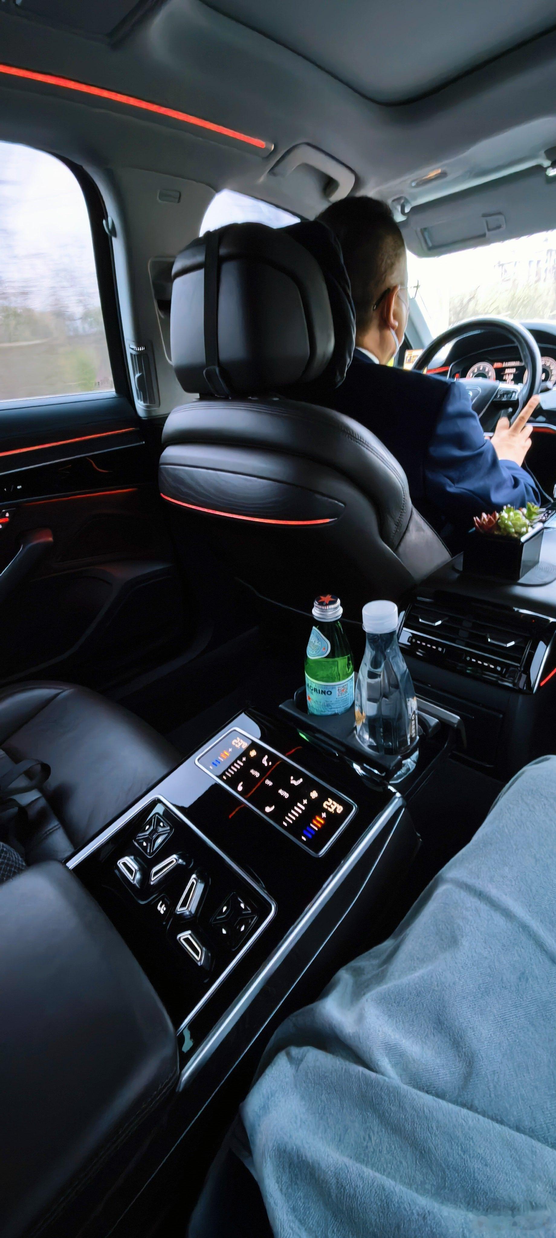 坐上了大A8，出发去机场。忘穿行政夹克了，这一路我坐得像个学生一样。A8L这空间