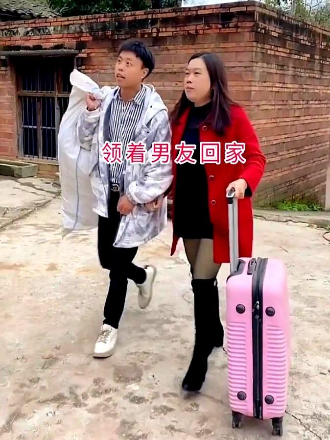 行李箱还没放稳，黑木耳还拎着，安徽32岁女生带男友回乡下给父母见面时，院口那面斑