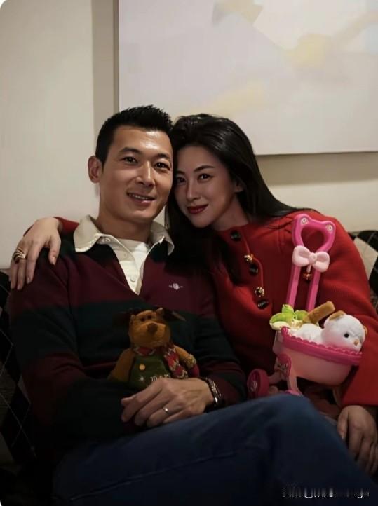 朱珠和老公的合照看着太甜了！她自然地把手放到老公的肩上，头贴着头，两人笑容又