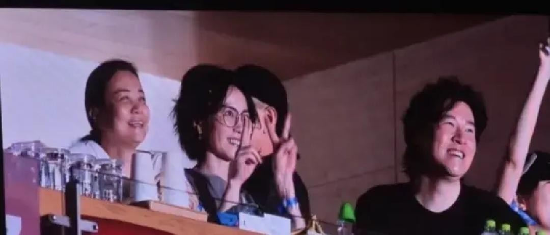 窦靖童给那英送花篮，贺卡上写着“祝那英阿姨演唱会顺利”，那英在后台瞧见了，立马笑着隔空开怼：哎，叫那