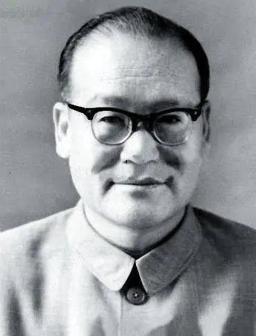 纪登奎倒下前，说了一句话：“我不行了，我要死了。”夏夜的风卷着四合院的槐花香，