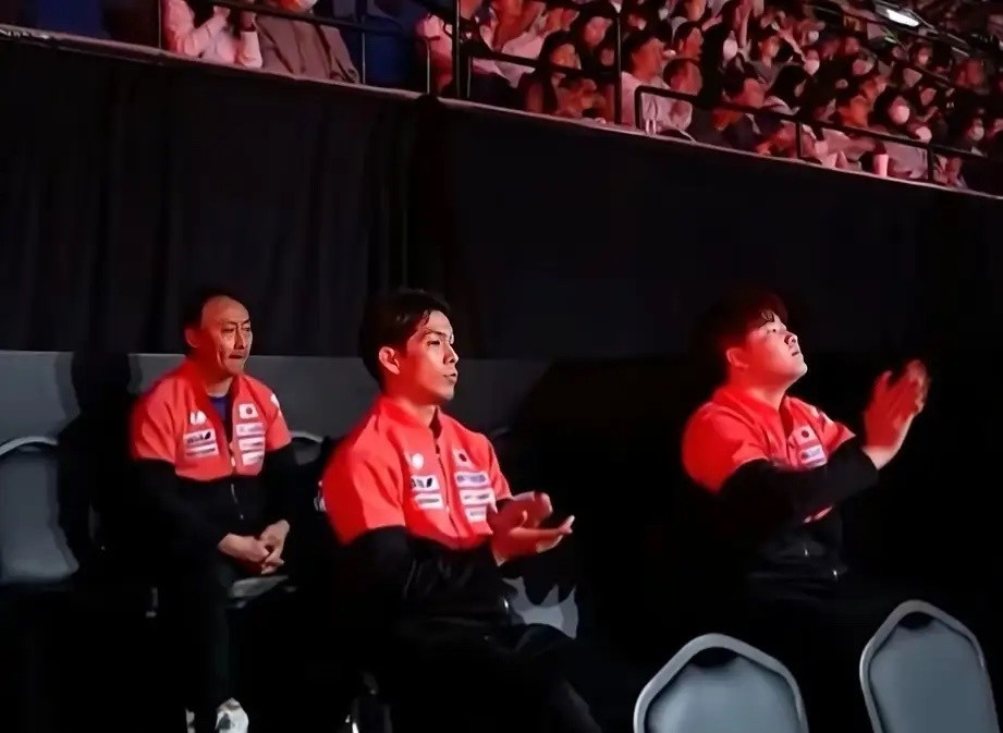 张本宇看台“守望者”，张本智和赛场“闯关人”！男单1/8决赛现场，张本智和与