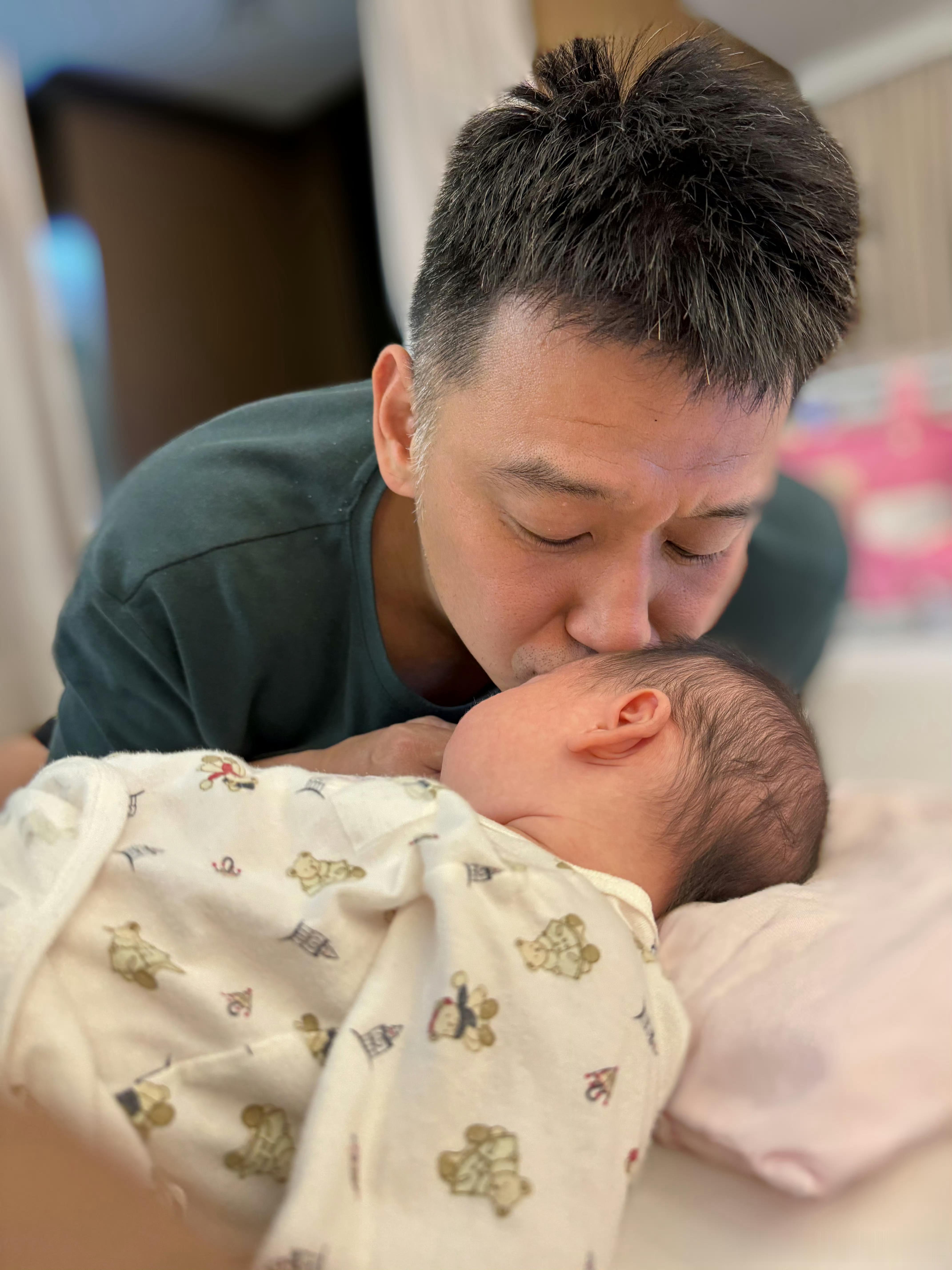 洪小铃晒老公女儿合照洪小铃晒老公亲女儿照片洪小铃晒老公女儿合照，照片中张天霖俯