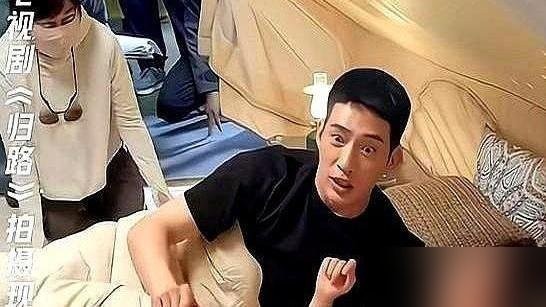 井柏然和孙千拍完亲热戏，导演刚喊停，他第一反应是立马拽过外套把搭档裹得严严实实。就这一个下意识的动作