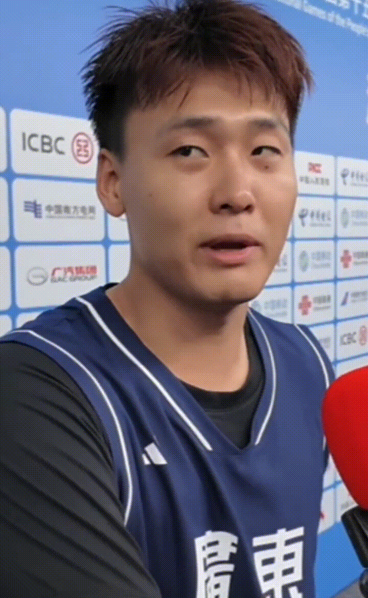 赵睿是真不待见新疆队啊！记者对赵睿说：“现场有很多球迷都穿着你的球衣，有穿国