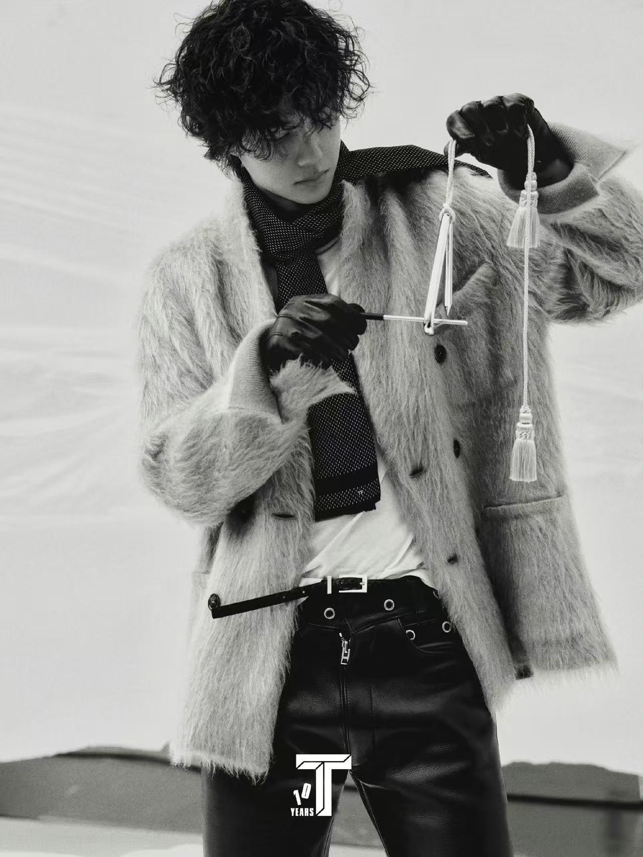 王一博杂志秒罄王一博T锦绣12月刊封面王一博卖的不是杂志，而是在引领时尚潮流！杂