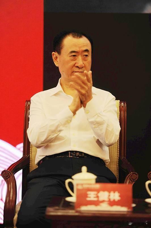 王健林和许家印谁更厉害？这得从多方面看。早年地产红利期，他俩都激进扩张成了首富，