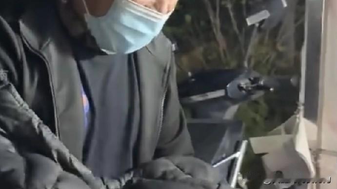 等她炒完饭，我估计今天都吃不上，顾客实在看不下去，自己掌勺炒饭。据视频报道，