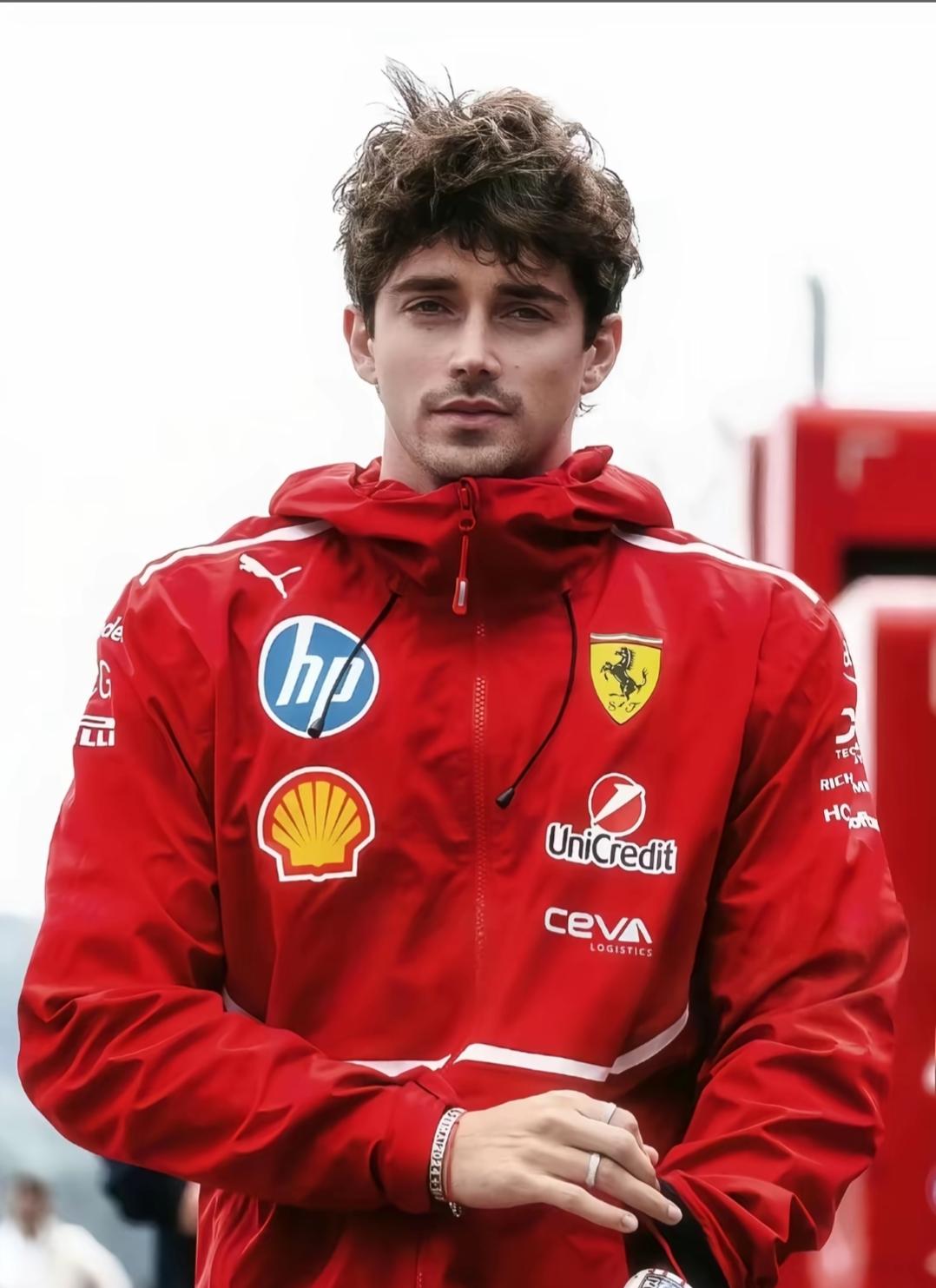 勒克莱尔是法拉利车队的灵魂车手了，大赛经验很多，优势就是过弯精准，刹车运用水平非