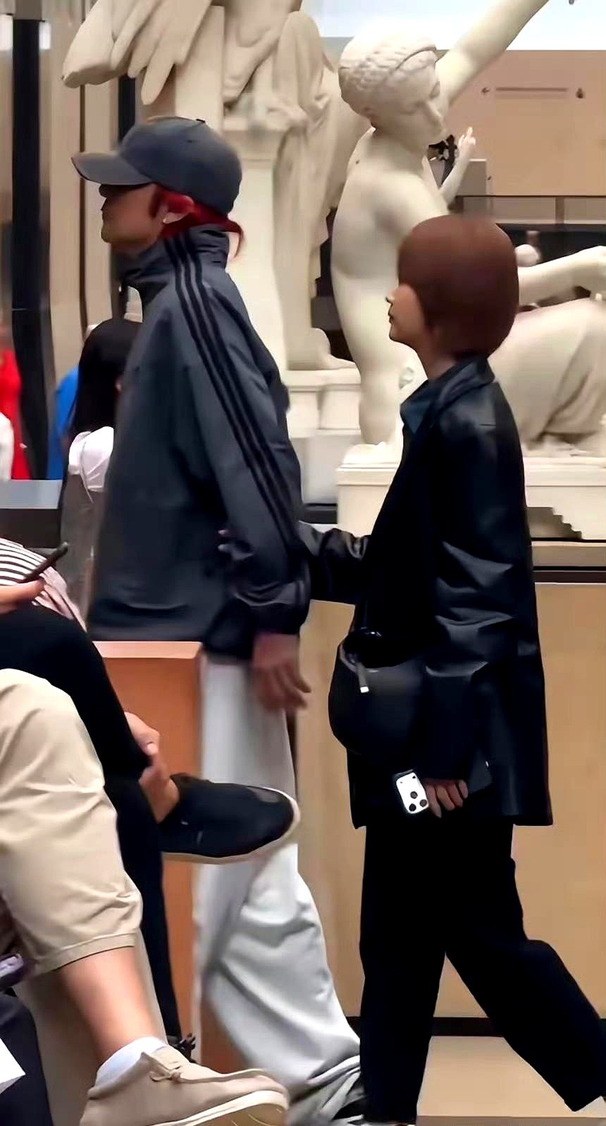 法国奥塞博物馆里，她踮起脚尖，一把搂住旁边那个小眼睛男人的脖子。网友镜头一拉近，这不李荣浩和杨丞琳吗