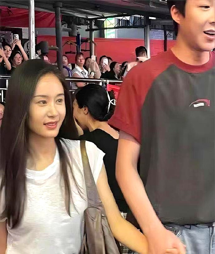1米89的刘宇宁跟1米59的王子文站一块，生动诠释了什么叫现实版“大人领小孩”，重庆路透一出来直接把
