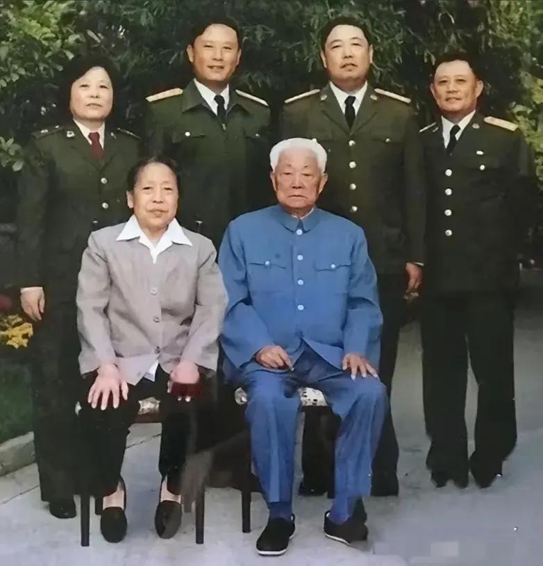 看哪位历史高手，能够认出这位开国将军是谁？这是一个六口之家，也是一个开国将军，