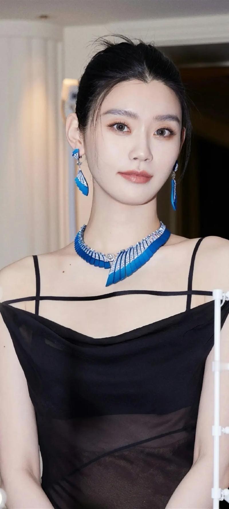 37岁奚梦瑶回归T台，雨中穿银色长裙尽显腰臀比；与何猷君结婚7年，3年剖腹产生下