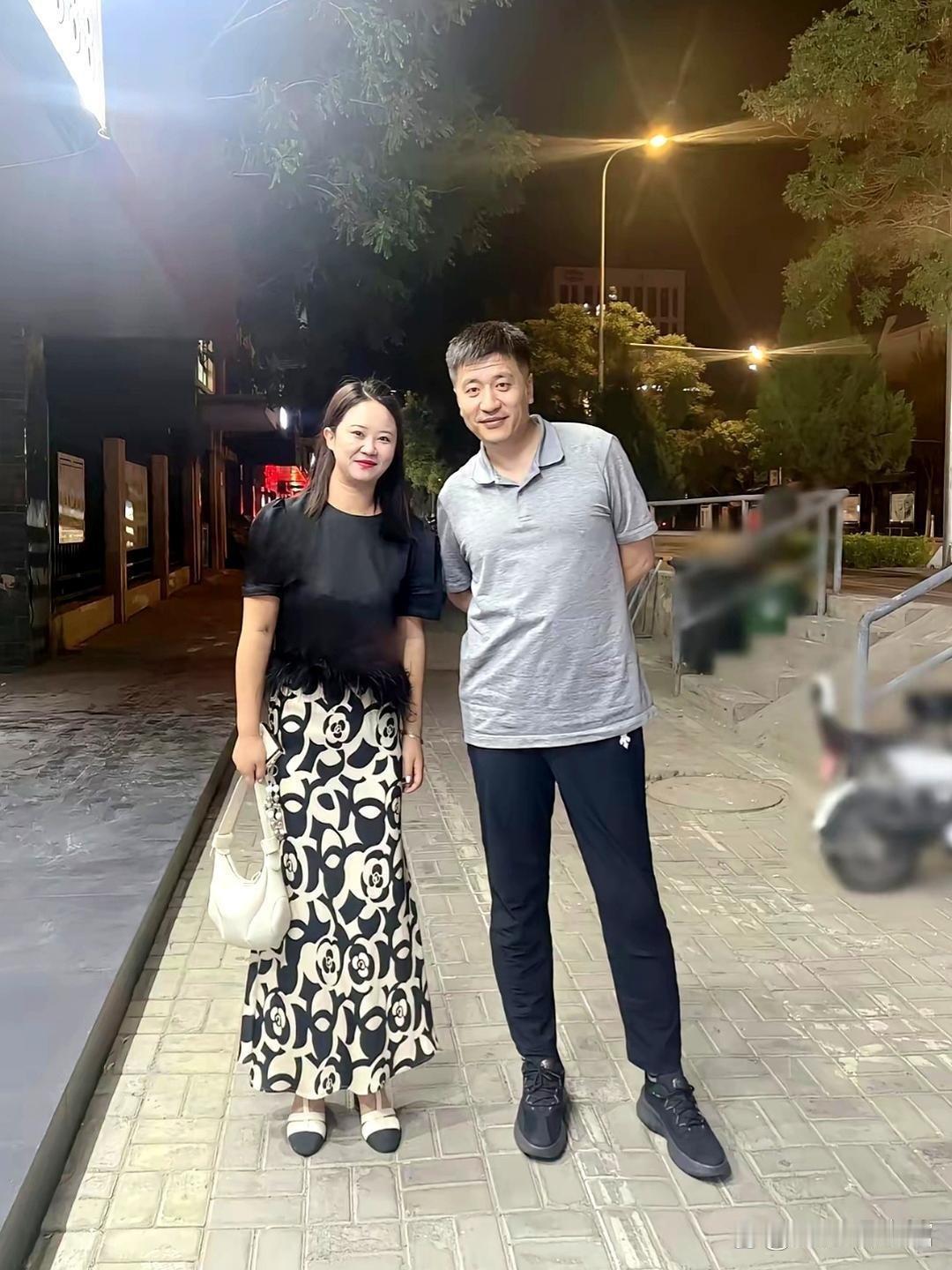 张老师特别有分寸，和女生合影时手总是背在身后。他形象一直很好，只是这几年确实太操
