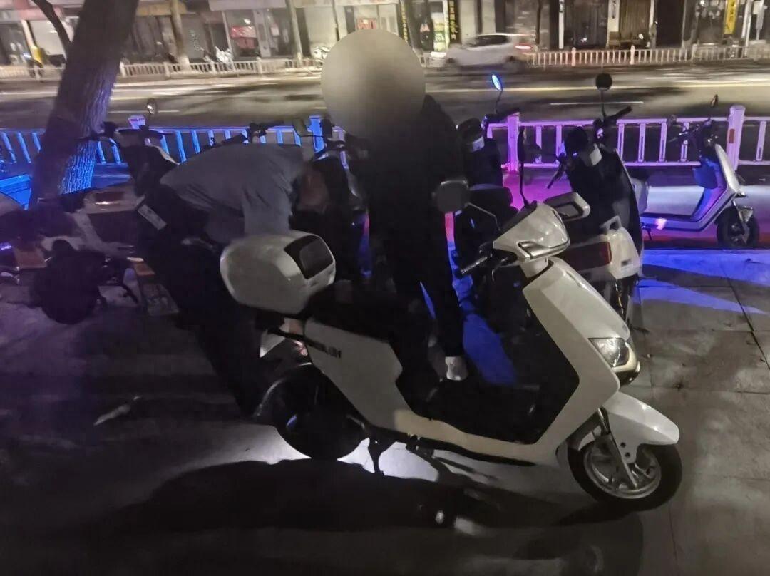 温州人民西路凌晨一点，下班回家的周先生撞见一名男子蹲在路边拆电瓶车零件，被当场拦