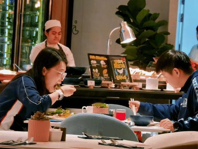 莎莎在新加坡大满贯酒店吃早餐！莎莎吃早餐的时候被球迷偶遇了，参加2026WTT