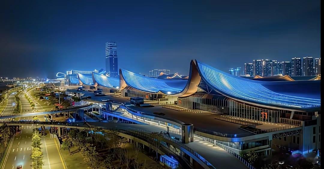 夜晚的厦门国际博览中心，美得不可方物。