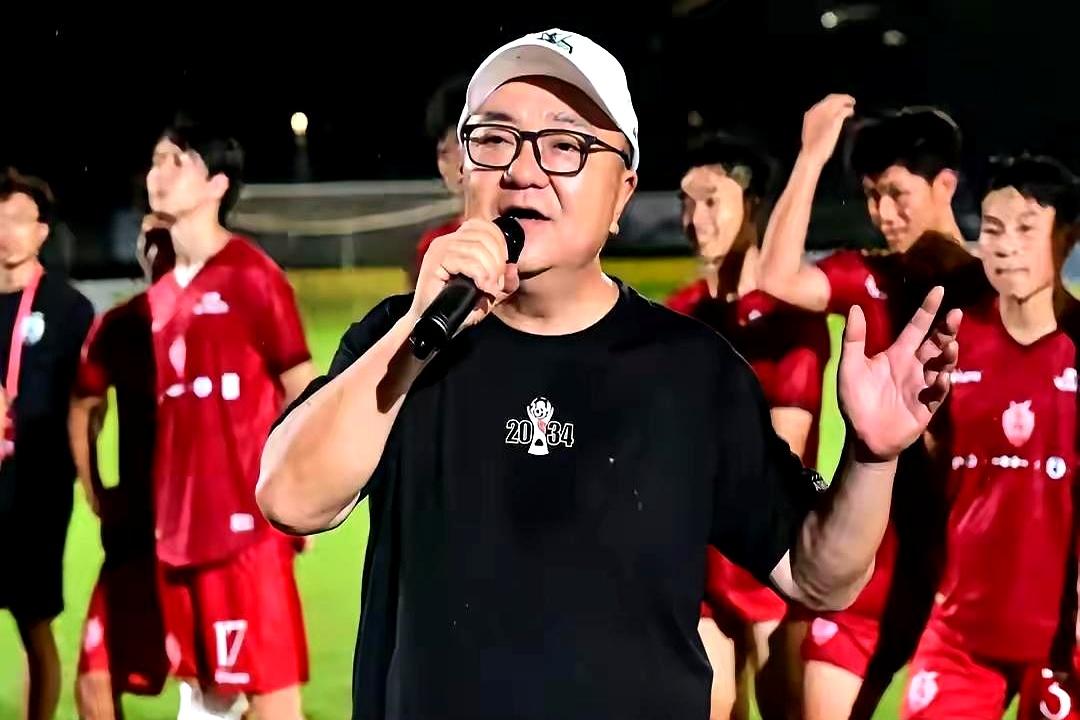 7:0一亮出来，先让人愣住的不是比分，而是石门五小那股子被压着喘不过气的样子。