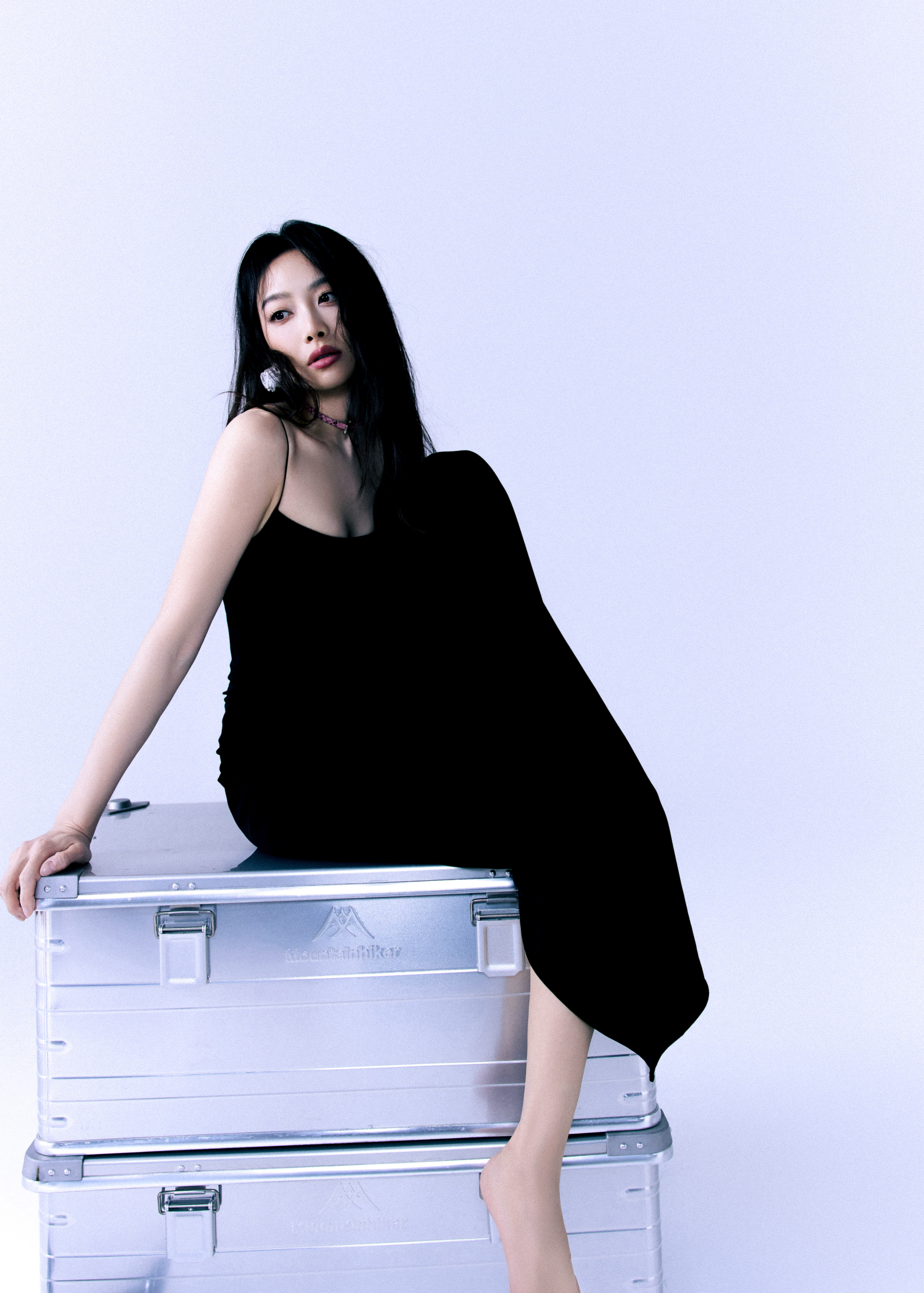 宋茜黑裙是无声的宣言，指尖扣动风格的扳机，一帧定格，便让黑白世界有了新