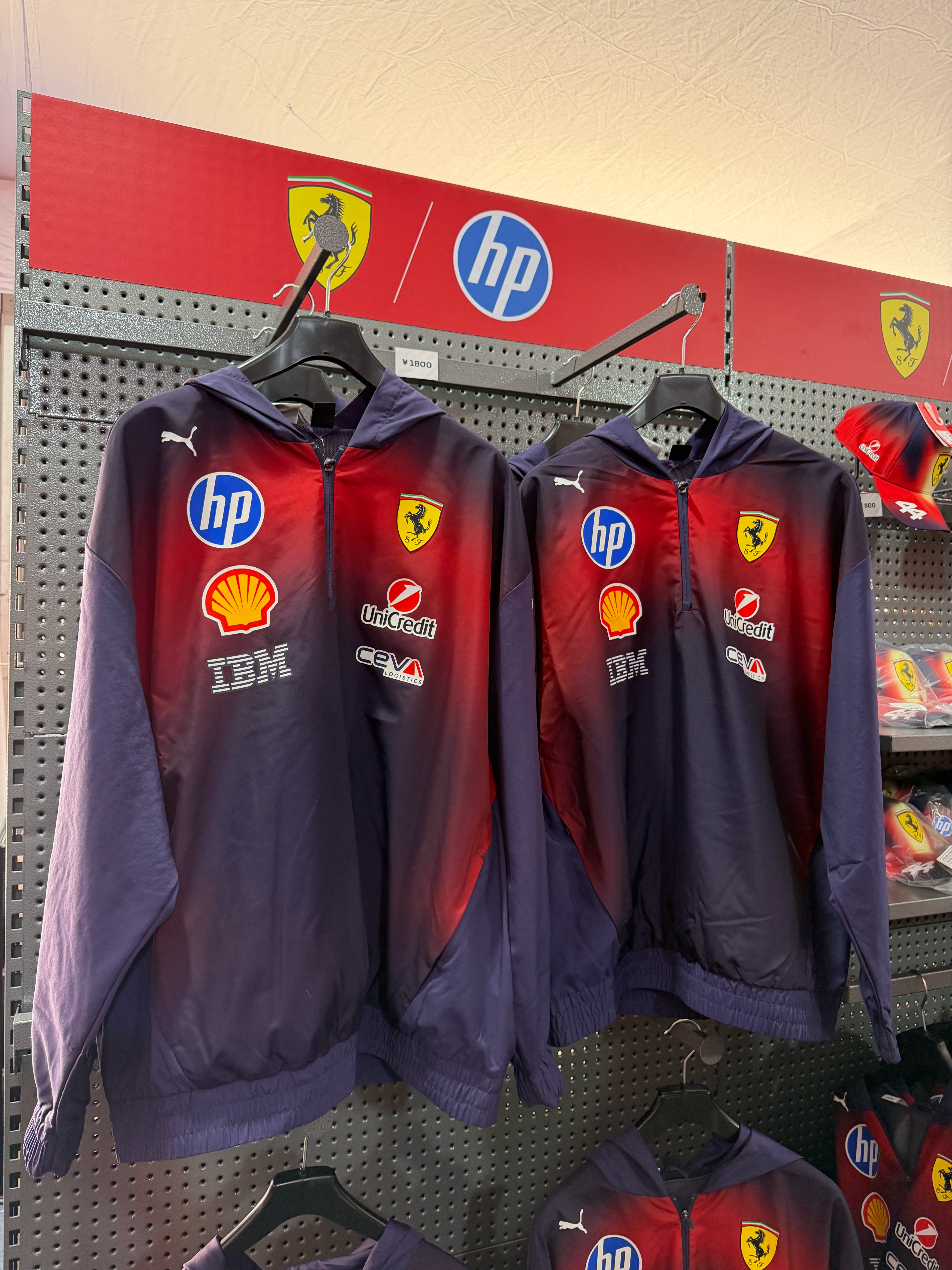 F1线下价格太离谱了！气死啊啊啊今天看到网上已售罄的法拉利中国特别版外套。结果