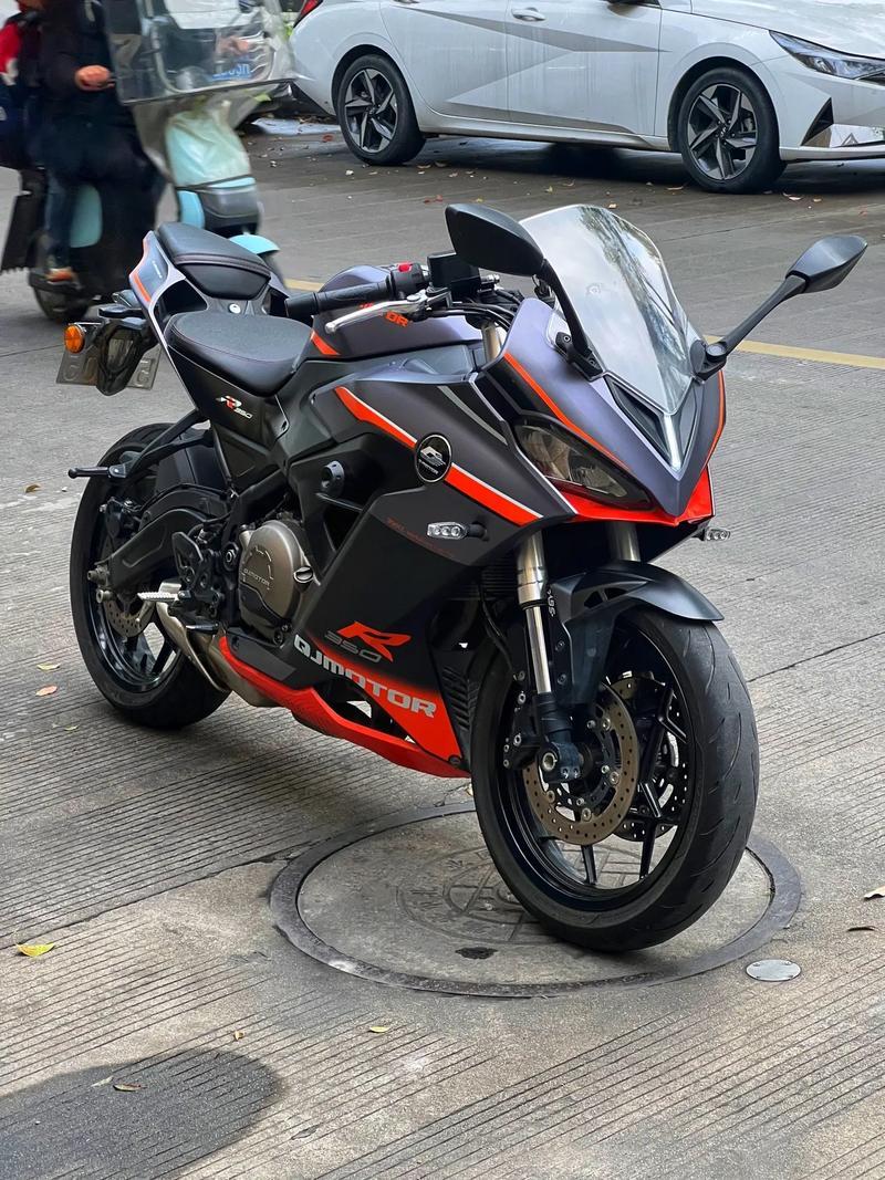 3月30日，电影《飞驰人生》演员，职业赛车手尹正在得知国产摩托车杨雪机车在世界摩