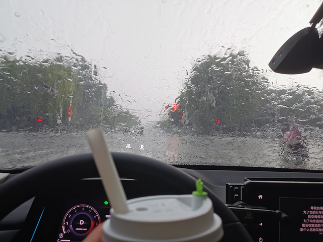 想问万能的车友们关于十一代雅阁的几个问题1、这个车在上坡路段驻车后再挂倒档，会