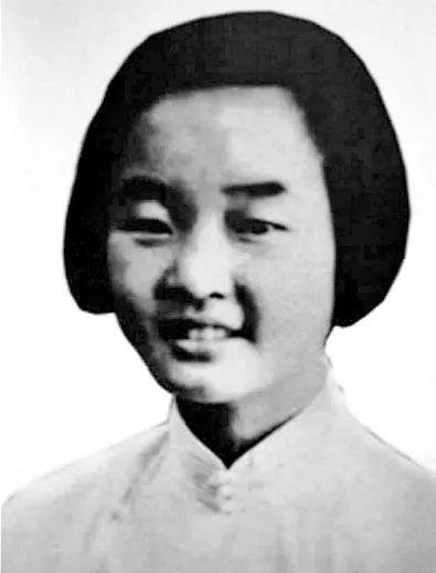 1941年，一个新来的女囚让监狱长动了歪心思。他解开衣扣，想动手施暴。但他没料到