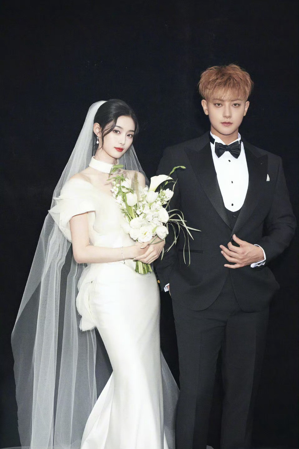 黄子韬徐艺洋婚纱照全是右脸确实是呀，不过两人之前就说过他们的右脸好看，不得不