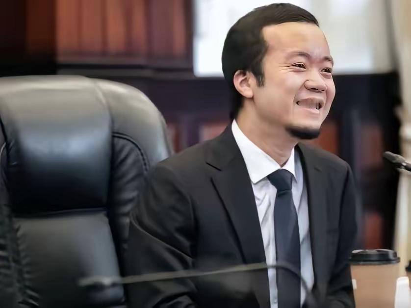 看到了柬埔寨太子集团陈志的这张笑脸，使我想起了网传李敖说过的一段话，至理名言。