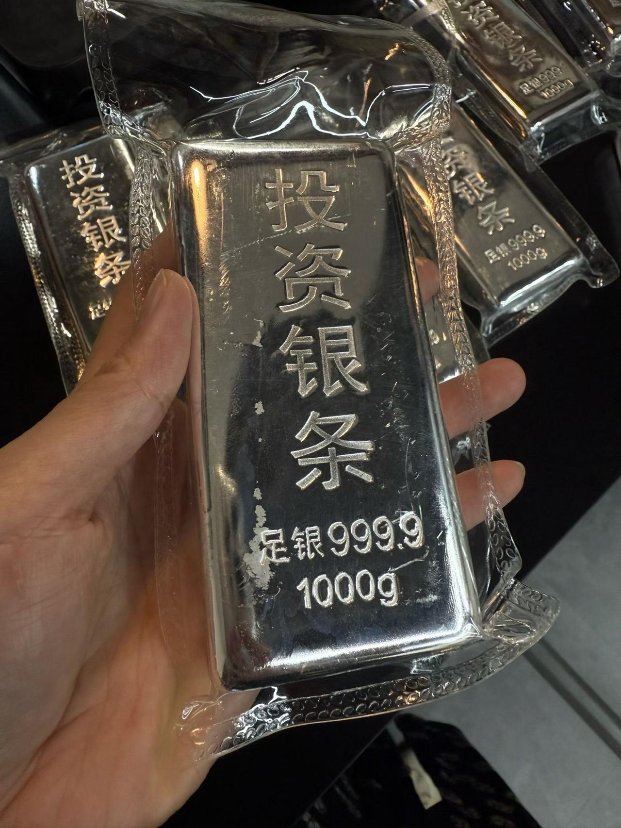 白银这“变脸”速度简直绝了！不涨的时候，全网都在说它是伴生矿，根本不稀缺，分解